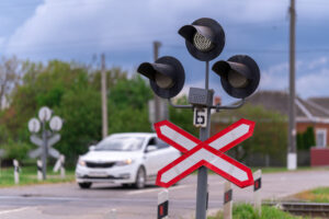 Под Туапсе маневровый локомотив снес легковушку