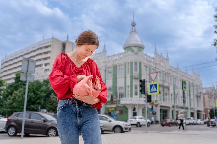 Девушка стоит на улице Красной в Краснодаре 