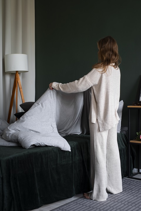 person-bedroom-with-bed-decor.jpg Девушка заправляет кровать
