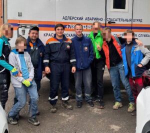 В Сочи туристы не смогли спуститься с горы из-за скользкой дороги и позвали спасателей