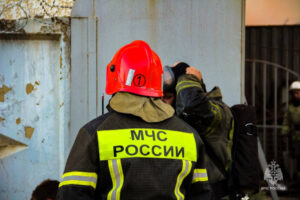 Мощный пожар в двух частных домах тушат в Сочи