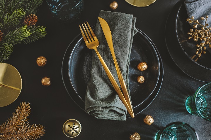 served-christmas-table-setting-dark-tones-with-golden-deco.jpg Сервированный стол для новогоднего банкета