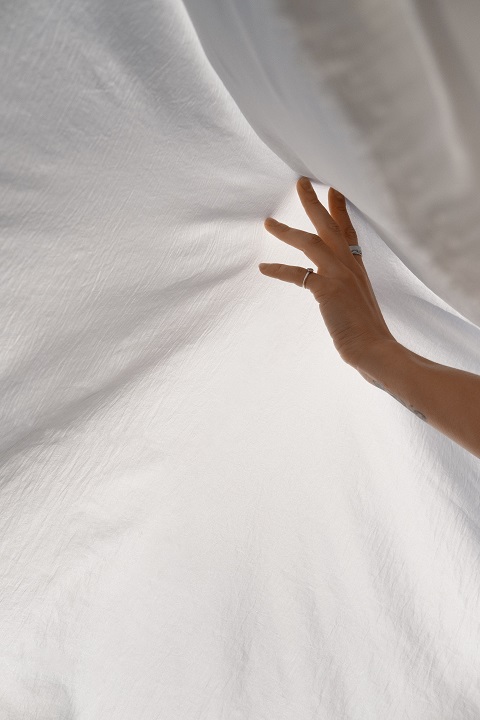 still-life-waving-fabric-wind.jpg Женщина держит на просвет белую простынь