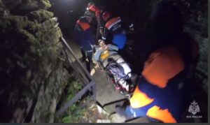 Спасатели Сочи более двух часов эвакуировали травмированную туристку с горы Ахун