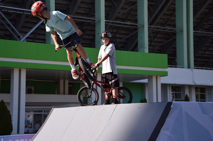 v26jtCs1xWA.jpg Подростки катаются на спортивных велосипедах
