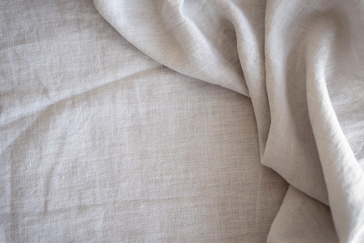 white-cloth-fabric-tailoring.jpg Постель, заправленная льняным бельем