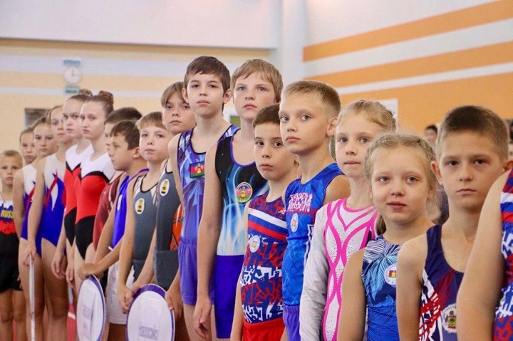 yogt5fIpqJk.jpg Школьники в спортивной форме стоят в спортивном зале