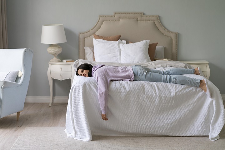 young-woman-sleeping-home.jpg Молодая женщина спит на кровати в пижаме