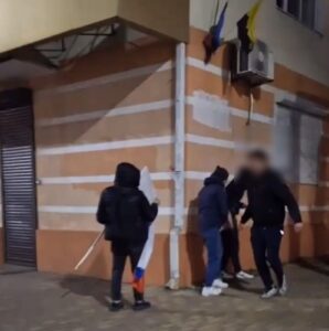 Полиция Новороссийска ищет молодых людей, укравших российский флаг