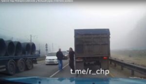 Отлетевшее колесо зерновоза на скорости врезалось в грузовик на трассе Кубани