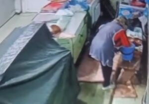 Мытье колбасы в мыльном ведре запечатлели на видео на одном из рынков в Краснодаре