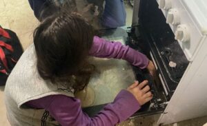 В Новороссийске домохозяйку пленила кухонная плита