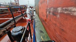 Уголовное дело возбудили после разлива нефти в порту Новороссийска