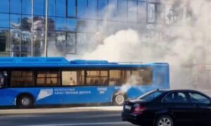 На дороге в центре Сочи задымился пассажирский автобус