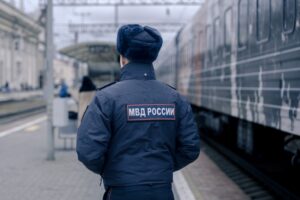 Родителей напавшего с ножом на школьников подростка выдворят из России