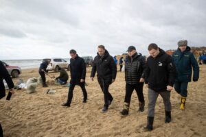 Более 5,5 тысяч человек убирают прибрежную полосу Анапы и Темрюкского района