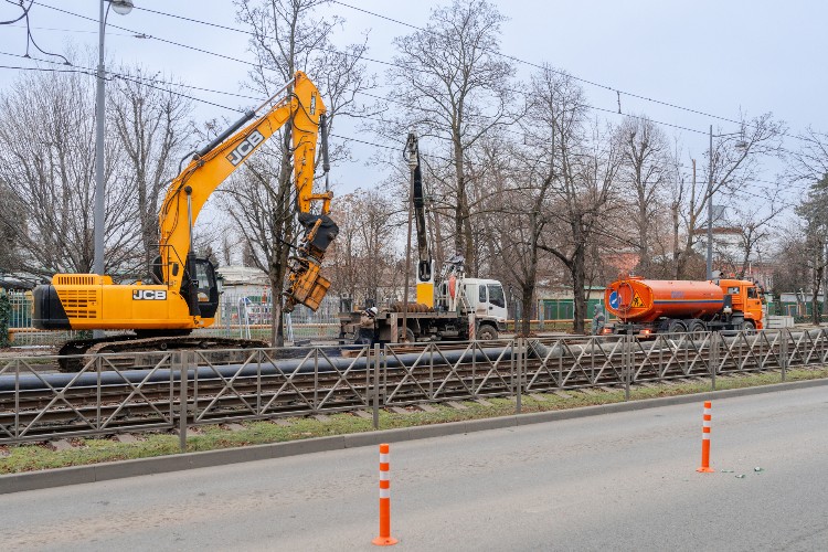 «Игнорировать проблему невозможно»: на улице Московской в Краснодаре образовался провал номер семь