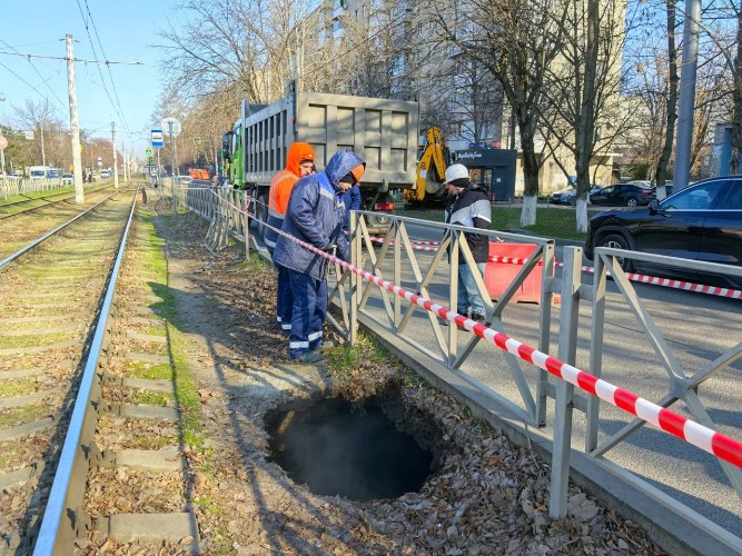 Трамваи встали на Московской в Краснодаре из-за нового провала грунта