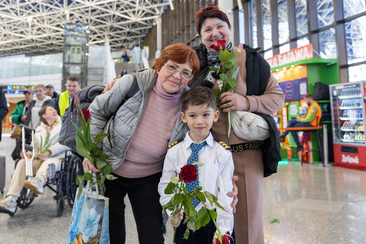 Более 2 тысяч тюльпанов подарили женщинам в аэропорту Сочи