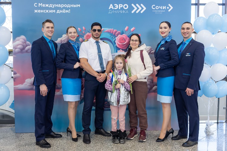 Более 2 тысяч тюльпанов подарили женщинам в аэропорту Сочи
