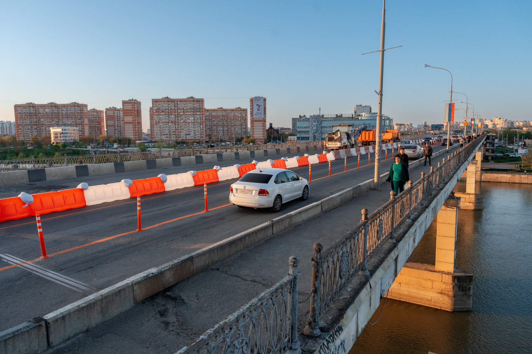 Фоторепортаж: как Краснодар пережил первый день ремонта Тургеневского моста