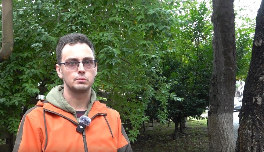 Гуляют по парковке и воруют мусорные баки: медведи кошмарят жителей горных курортов Сочи