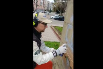 Неизвестный разрисовал памятник Ленину в центре Туапсе.