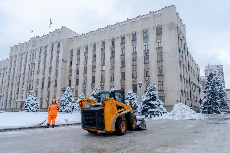 Дополнительную спецтехнику выводят на улицы Краснодара для борьбы со снегом
