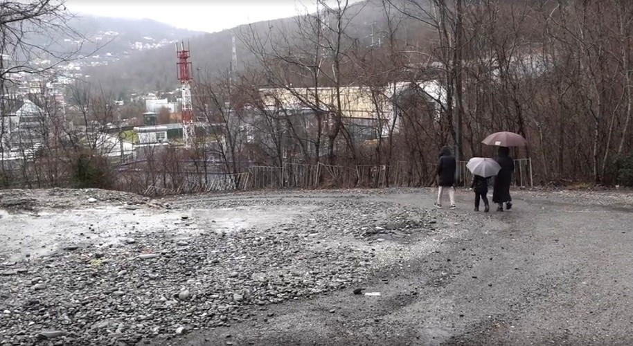 Путь к знаниям через мост с препятствиями: дети села Ахштырь остались без школьного автобуса