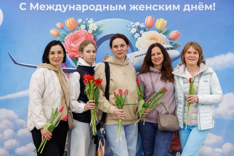 Музыка и море цветов: аэропорт Сочи устроил незабываемую встречу для пассажирок в честь 8 Марта