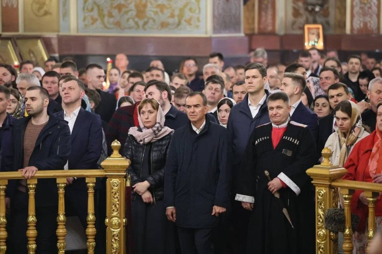Осталась супруга и казаки: как менялось окружение главы Кубани на пасхальном богослужении