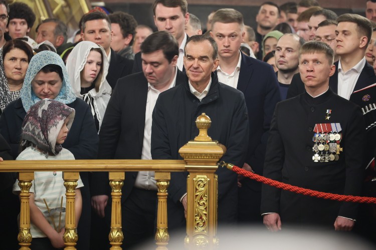 Осталась супруга и казаки: как менялось окружение главы Кубани на пасхальном богослужении