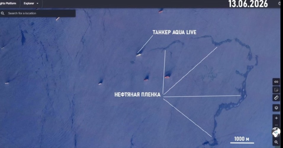 Утечка топлива с танкера у Тамани длится больше месяца: новые данные со спутника