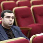 депутат Ходорченко сидит в кресле