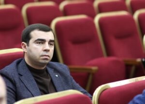 депутат Ходорченко сидит в кресле