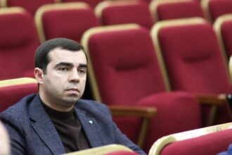 депутат Ходорченко сидит в кресле