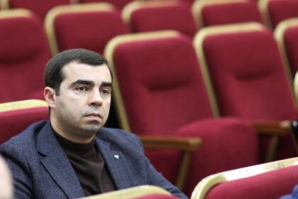 депутат Ходорченко сидит в кресле