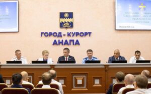 чиновники Анапы сидят за столом