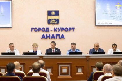 чиновники Анапы сидят за столом