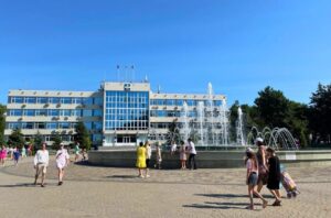 люди идут около фонтана