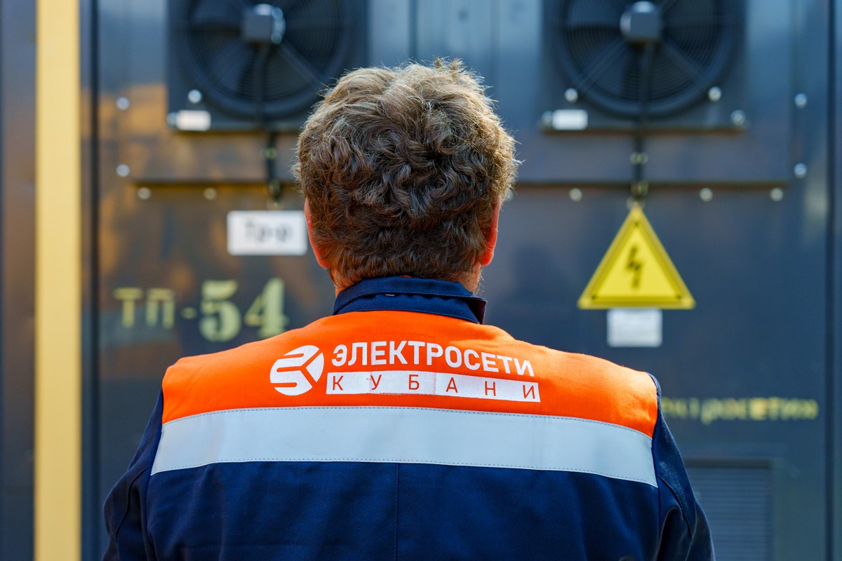 мужчина в спецовке сидит