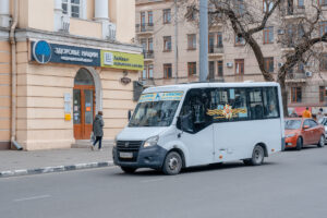 маршрутка стоит на дороге