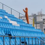 человек стоит на трибунах стадиона