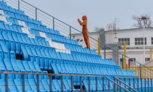 человек стоит на трибунах стадиона