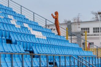 человек стоит на трибунах стадиона