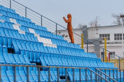 человек стоит на трибунах стадиона