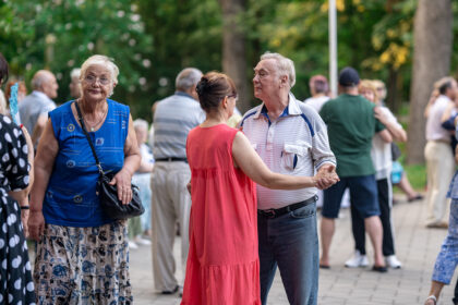 Пенсионеры на танцах