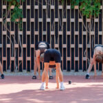 Девушки занимаются спортом