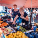женщина покупает форукты
