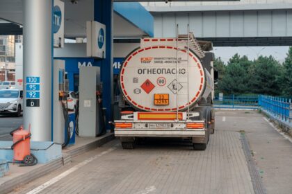 Бензовоз стоит на АЗС